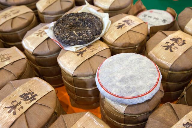 过期受潮茶叶销毁处理，过期的茶叶还能喝吗？